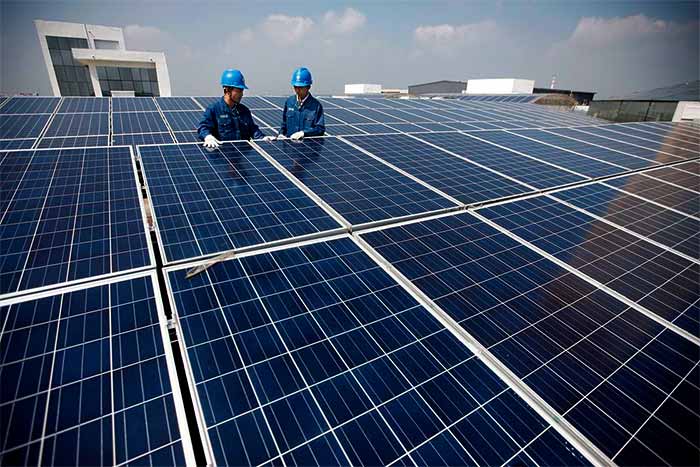 How-long-until-a-20kW-solar-system-pays-for-itself-workers-set-up-panels