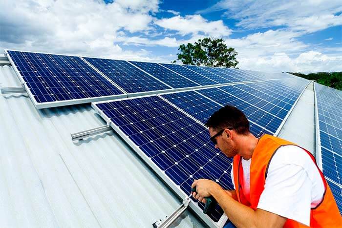 Why-SERAPHIM-solar-panels-worker