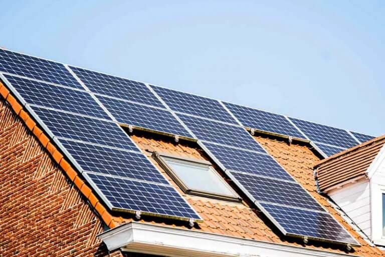 do-solar-panels-cool-your-roof