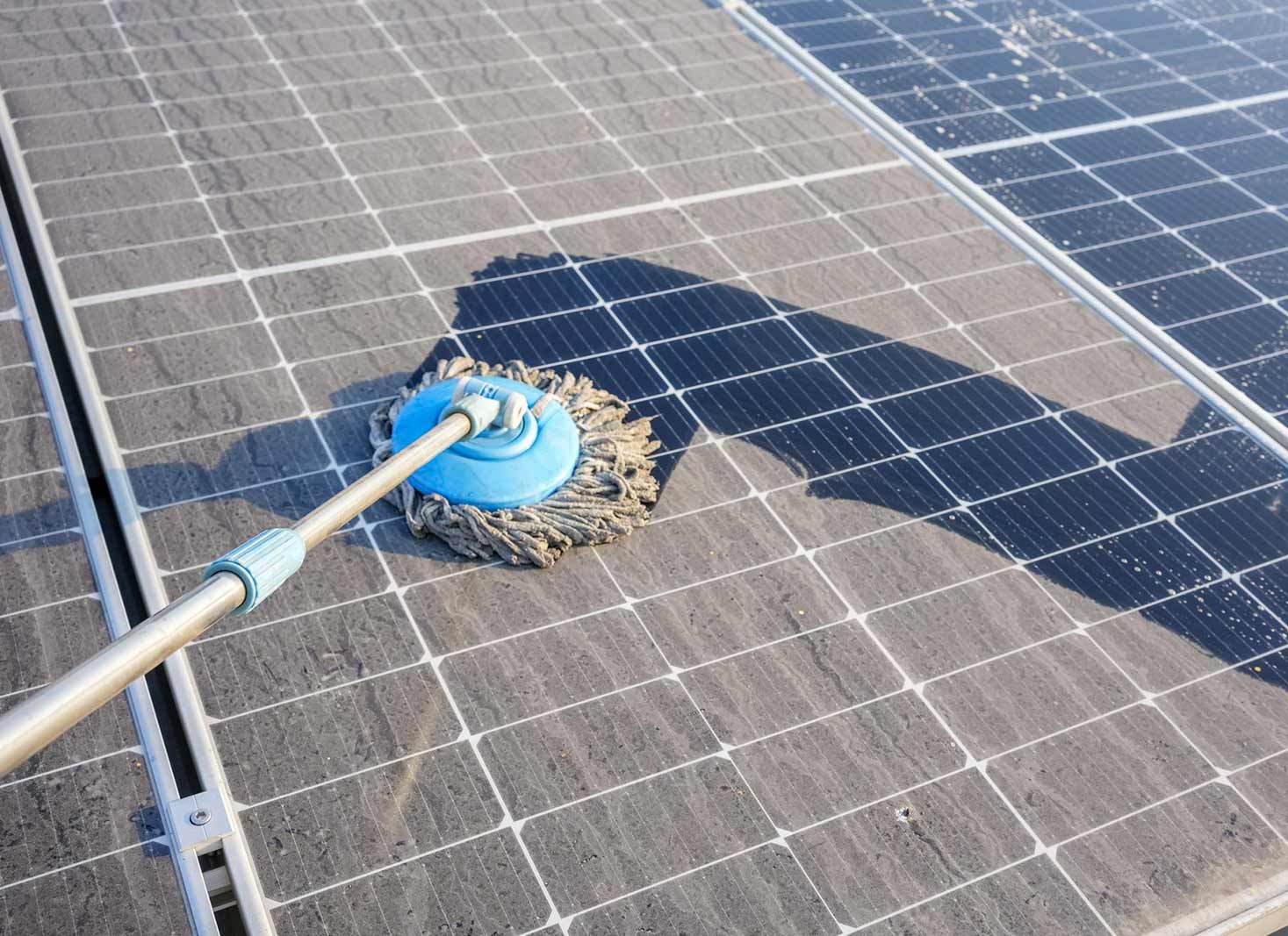 Can vinegar damage the solar panel components