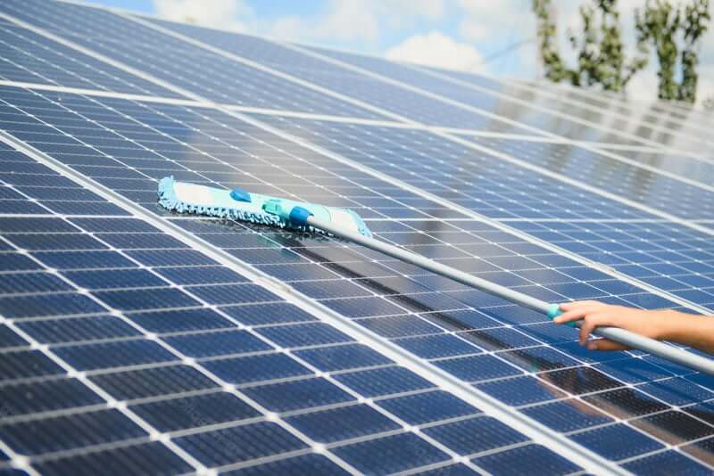 Manual cleaning method to clean solar panel